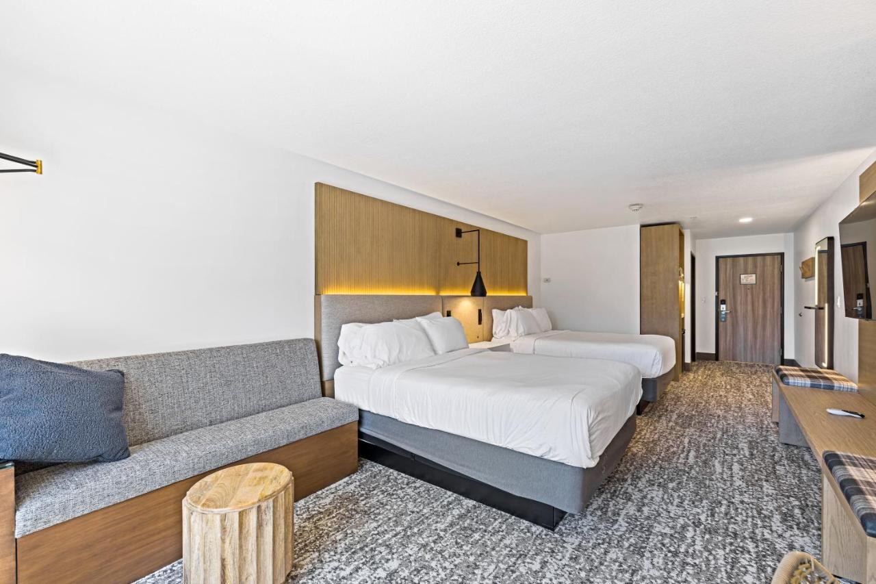 The Evergreen Hotel Маккол Екстериор снимка