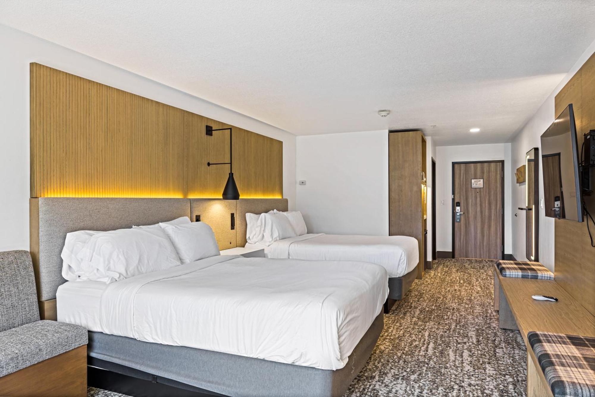 The Evergreen Hotel Маккол Екстериор снимка