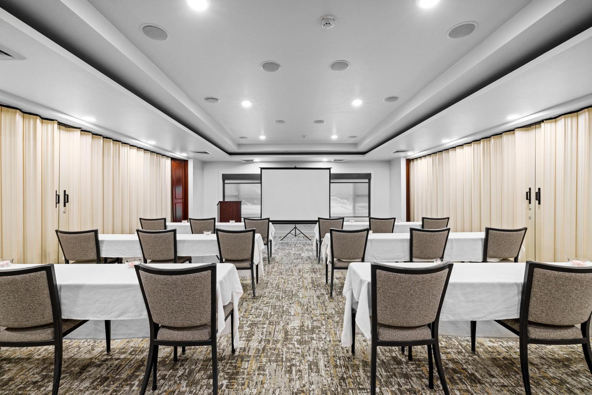 The Evergreen Hotel Маккол Екстериор снимка